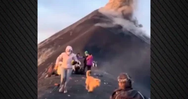 VIDEO/ Momente tmerri pranë vullkanit në Guatemalë, turistët përballen me “shi” shkëmbinjsh të zjarrtë