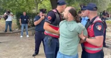 Policia shoqëron disa protestues, bllokuan dhe qëlluan makinat e deputetëve para Kuvendit