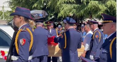 Homazhe për policin e vrarë/ Pogradec, Enea Mekolli nderohet nga qytetarë dhe kolegë (VIDEO)
