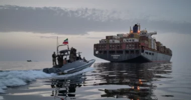 Irani mbyll Ngushticën e Hormuzit dhe kërcënon anijet: Çdo kalim do të goditet