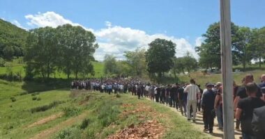 VIDEO/ I jepet lamtumira e fundit policit të vrarë në detyrë Enea Mekolli, prehet në varrezat e fshatit Blacë