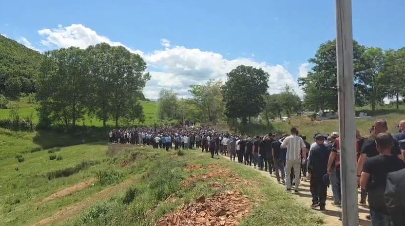 VIDEO  I jepet lamtumira e fundit policit të vrarë në detyrë Enea Mekolli  prehet në varrezat e fshatit Blacë