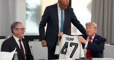 Fanela e Gjermanisë me emrin e tij dhe numrin 47/ Dhurata e kancelarit gjerman për Trump