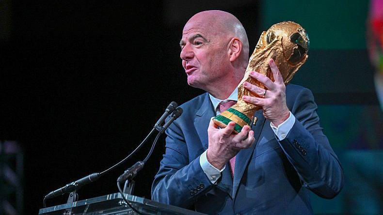 Infantino “tallet” me Italinë/ “Ta bëjmë Botërorin me 208 ekipe dhe të shohim nëse kualifikohen”