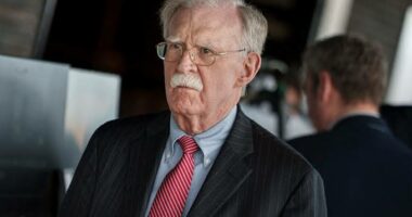 John Bolton pranon fajësinë/ Ish këshilltari i Trump akuzohet për nxjerrje të dokumentave të klasifikuara