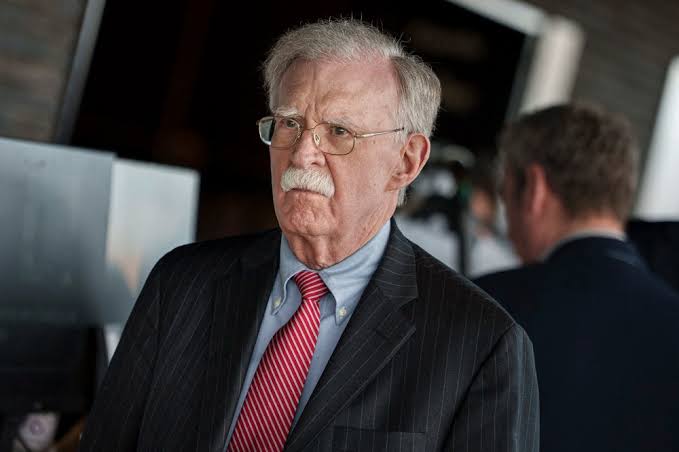 John Bolton pranon fajësinë  Ish këshilltari i Trump akuzohet për nxjerrje të dokumentave të klasifikuara