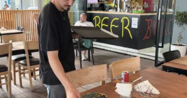 Nga emigracioni, në Himarë/ Historia e të riut nga Tropoja që këtë sezon punon si kamarier