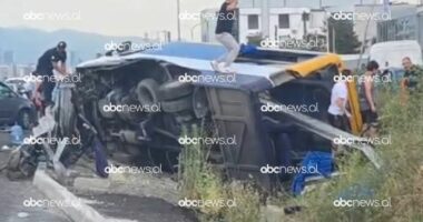 FOTOLAJM/ Aksident i rëndë, mikrobusi përmbyset në autostradë