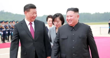 VIDEO/ Xi Jinping nis vizitën historike në Korenë e Veriut, pritje madhështore në Phenian nga Kim Jong Un