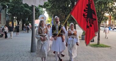 “Shpirti i Ballkanit” vjen në Korçë/ Folklori me këngë e valle nga disa shtete mbush rrugët e qytetit