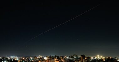 Izraeli godet objektiva ushtarake në Iran, tensionet përshkallëzohen pas sulmit me raketa