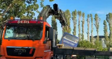 Aksident në Shëngjin/ Autobusi del nga rruga dhe përfundon në kanal