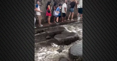 VIDEO/ Shi i rrëmbyeshëm, përmbyten rrugët në Pompei