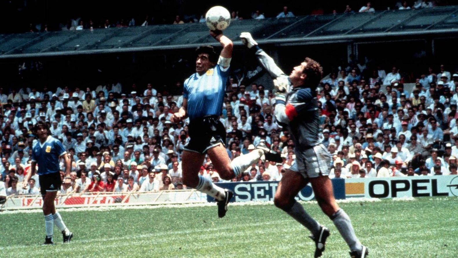 dita-e-golave-te-shekullit-mbushen-plot-40-vjet-nga-dy-rrjetat-e-zotit-diego-maradona