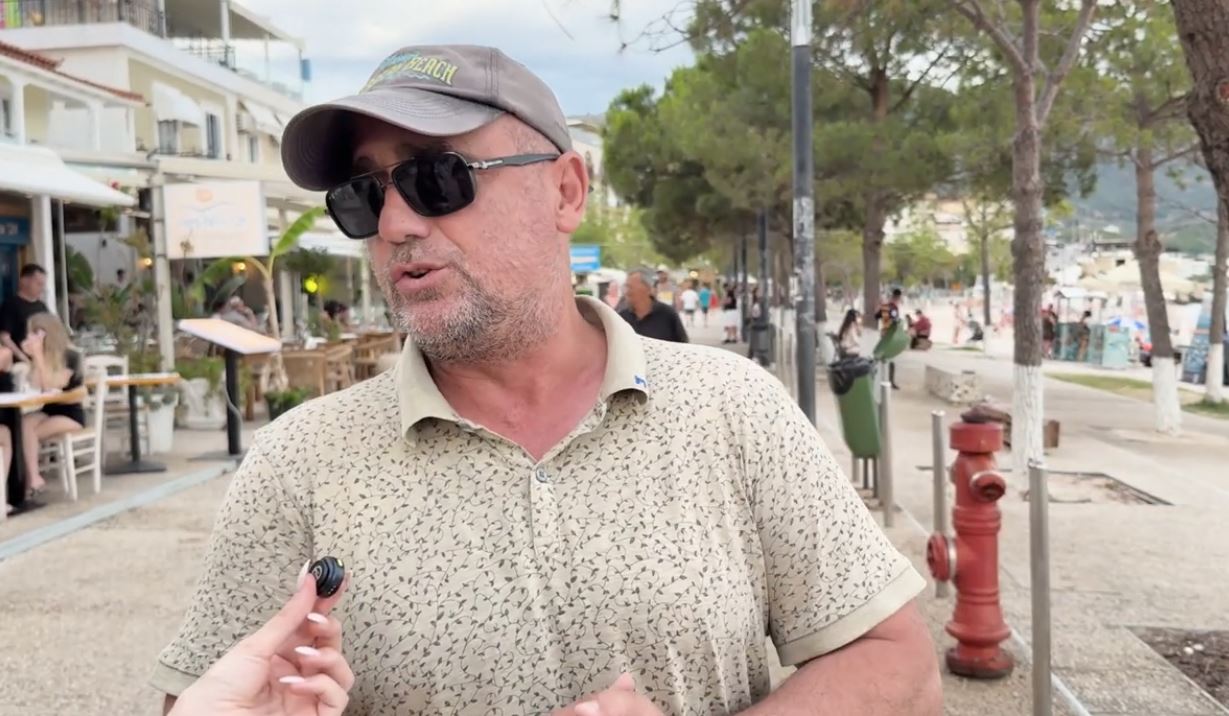 Nga mësimdhënia  në librashitës  Ish mësuesin e gjuhës angleze e gjen çdo ditë në shëtitoren e Himarës
