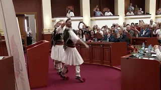 Kujtohet genocidi ndaj çamëve/ Seancë përkujtimore në Kuvend për 82-vjetorin e masakrave greke