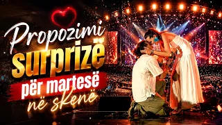 Propozimi për martesë surprizë në skenë! Këngëtarja mbetet pa fjalë, i thotë “PO” dashurisë…