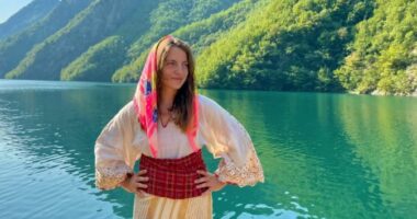 Koçeku i bashkohet protestës / Deputetja e Shkodrës mbron… flamingot