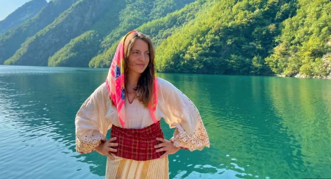 Koçeku i bashkohet protestës / Deputetja e Shkodrës mbron… flamingot