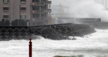 Tajfuni Jangmi godet Japoninë/ Katër të lënduar në Okinawa, anulime të shumta fluturimesh
