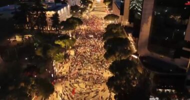Pamjet me dron, dita e 31 e protestës/ Ja pjesëmarrja në bulevard në orën 21:15