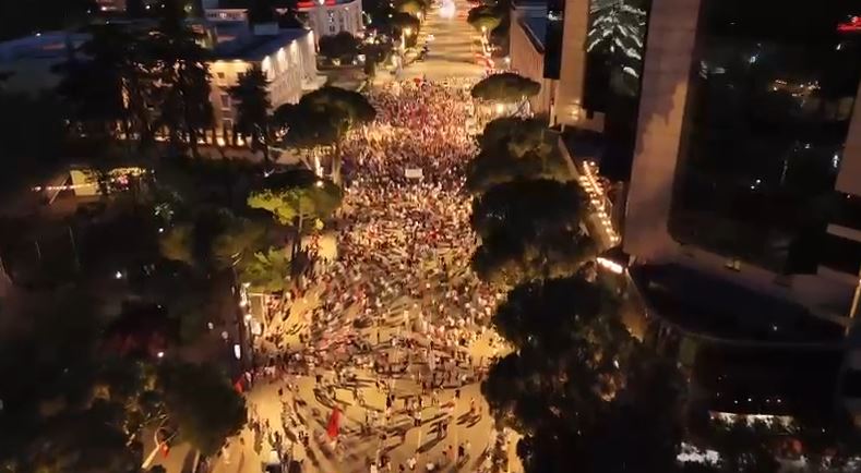 Pamjet me dron  dita e 31 e protestës  Ja pjesëmarrja në bulevard në orën 21 15