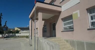 Vlorë/ Hapet me forcë dera e shkollës 9-vjeçare “Selam Musai”, autorët hynë brenda dhe shkaktuan dëme materiale