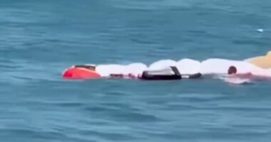 Vlorë/ Parashutisti rrëzohet në det gjatë uljes, dy pushues i shpëtojnë jetën (Video)