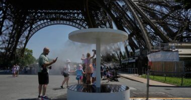 Temperaturat mbi 40 gradë, Parisi kufizon konsumin dhe shitjet e alkoolit