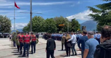 VIDEO/ Përfundojnë homazhet për efektivin e vrarë, përcillet për në banesën e fundit në fshatin Blacë