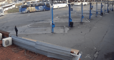 Alarm fals për bomb në Prishtinë/ Policia bllokon për disa orë stacionin e urbaneve në kryeqytet