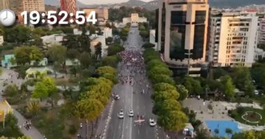 Ora 20, pamjet me dron/ Ja sa qytetarë iu bashkuan deri tani protestës