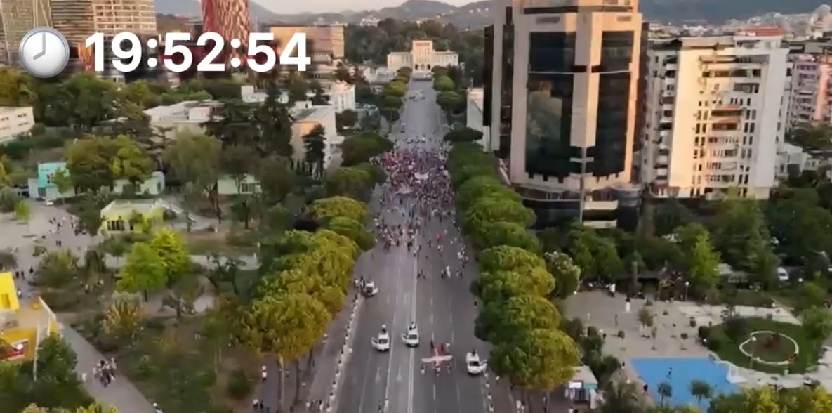 Ora 20 00  pamjet me dron  Ja sa qytetarë iu bashkuan deri tani protestës