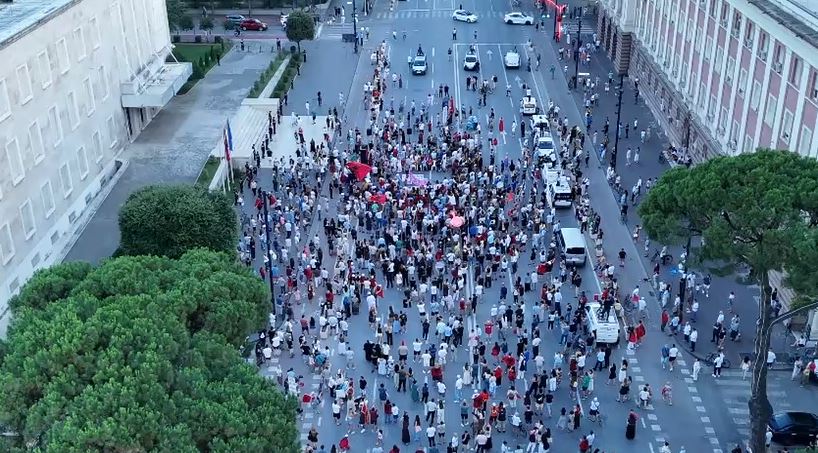 Pamjet me dron  dita e 30 të e protestës  Ja pjesëmarrja në bulevard