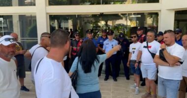 Sarandë, taksistët në protestë/ Kundër taksive pa licencë dhe nga qytete të tjera: Bashkia të ndërhyjë!