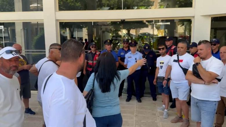Sarandë, taksistët në protestë/ Kundër taksive pa licencë dh