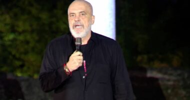“Guxim i të paturpit”, Rama: Nëse proteston që të mos largohen flamingot, s’mund të kërkosh të largohet qeveria!