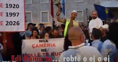 “Bujrum flasim!”, Rama-protestuesve: Po nuk deshët, punët i kemi të ndara: ju në kor me robt e shtëpisë time, unë në krye të punëve të Shqipërisë!