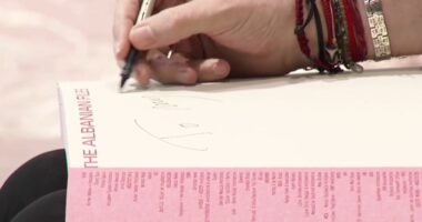 “Për lulen time irlandeze, nga një ‘vrasësh’ flamingosh’, shënimi i Ramës në libër për gazetaren nga Irlanda