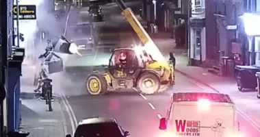 VIDEO/ Si në filma! Disa persona përdorin vinç për të grabitur një bankomat dhe arratisen me mijëra paund