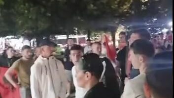 “Fali Zot se s’dinë se ç’bëjnë”/ Protestuesit me fjalë fyese, Rama: Mysafirë të paftuar në selinë e PS