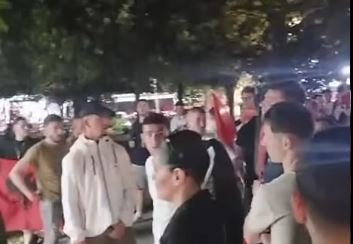  Fali Zot se s dinë se ç bëjnë   Protestuesit me fjalë fyese  Rama  Mysafirë të paftuar në selinë e PS