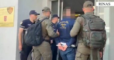 VIDEO/ Ishin në kërkim nga SPAK. Gjashtë shqiptarë u ekstraduan nga Dubai, momenti kur mbërrijnë në Rinas