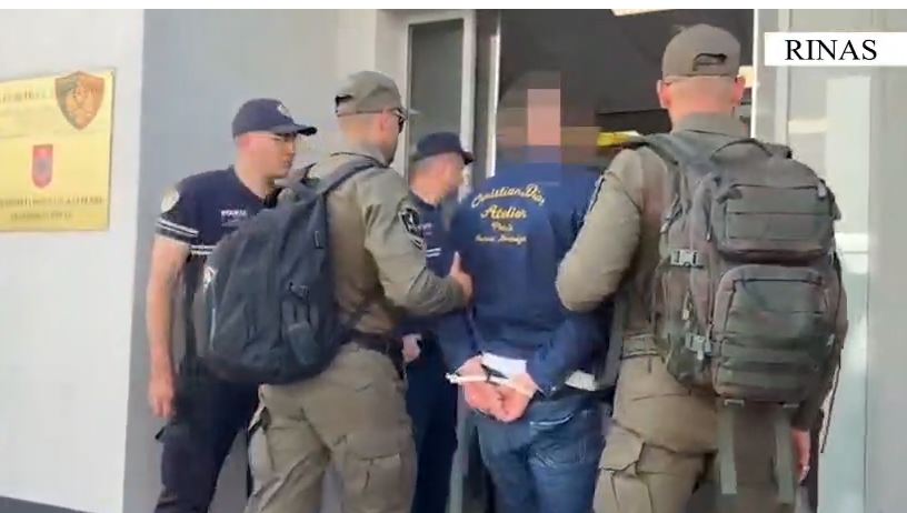 VIDEO/ Ishin në kërkim nga SPAK. Gjashtë shqiptarë u ekstraduan nga Dubai, momenti kur mbërrijnë në Rinas
