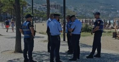 Aksion në plazhet e Vlorës për lirimin e hapësirave publike, sekuestrohen çadra e shezlongë në vendosura në mënyrë të paligjshme