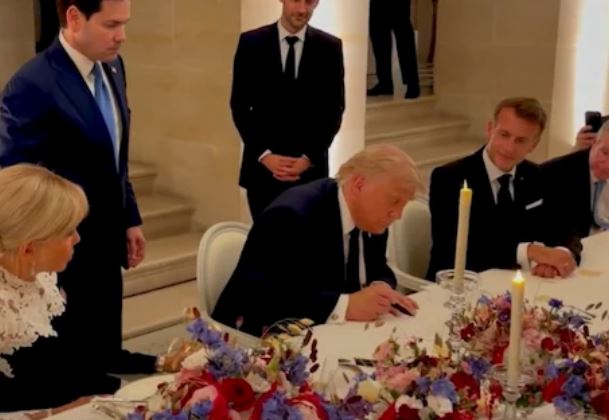 VIDEO   Kjo nuk ishte e lehtë   momenti kur Trump nënshkruan marrëveshjen me Iranin në Pallatin e Versajës