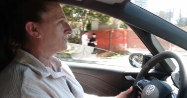 Taksistja që thyen stereotipet në Tiranë/ 51-vjeçarja lë emigracionin për të bërë biznes në Shqipëri