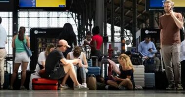 Temperaturat ekstreme paralizojnë Londrën dhe rrjetin hekurudhor