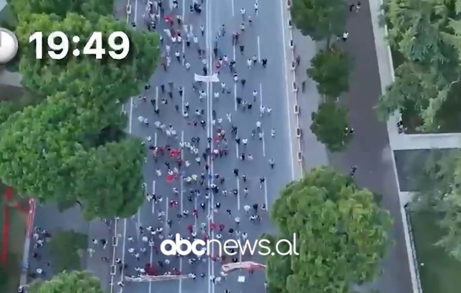 Dita 27 e protestës  pamjet e para nga lart  Ja pjesëmarrja e qytetarëve