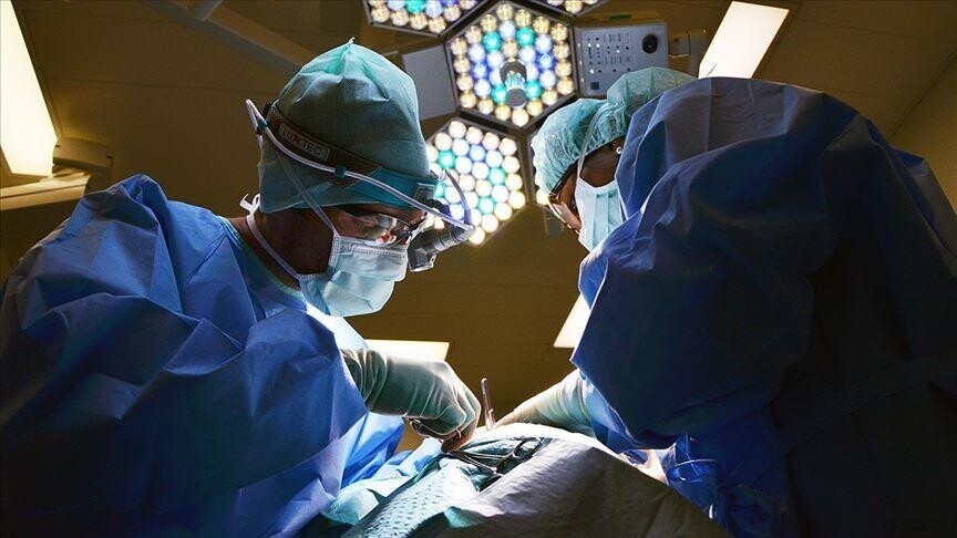 Kina kryen transplantin e parë në botë të mëlçisë 